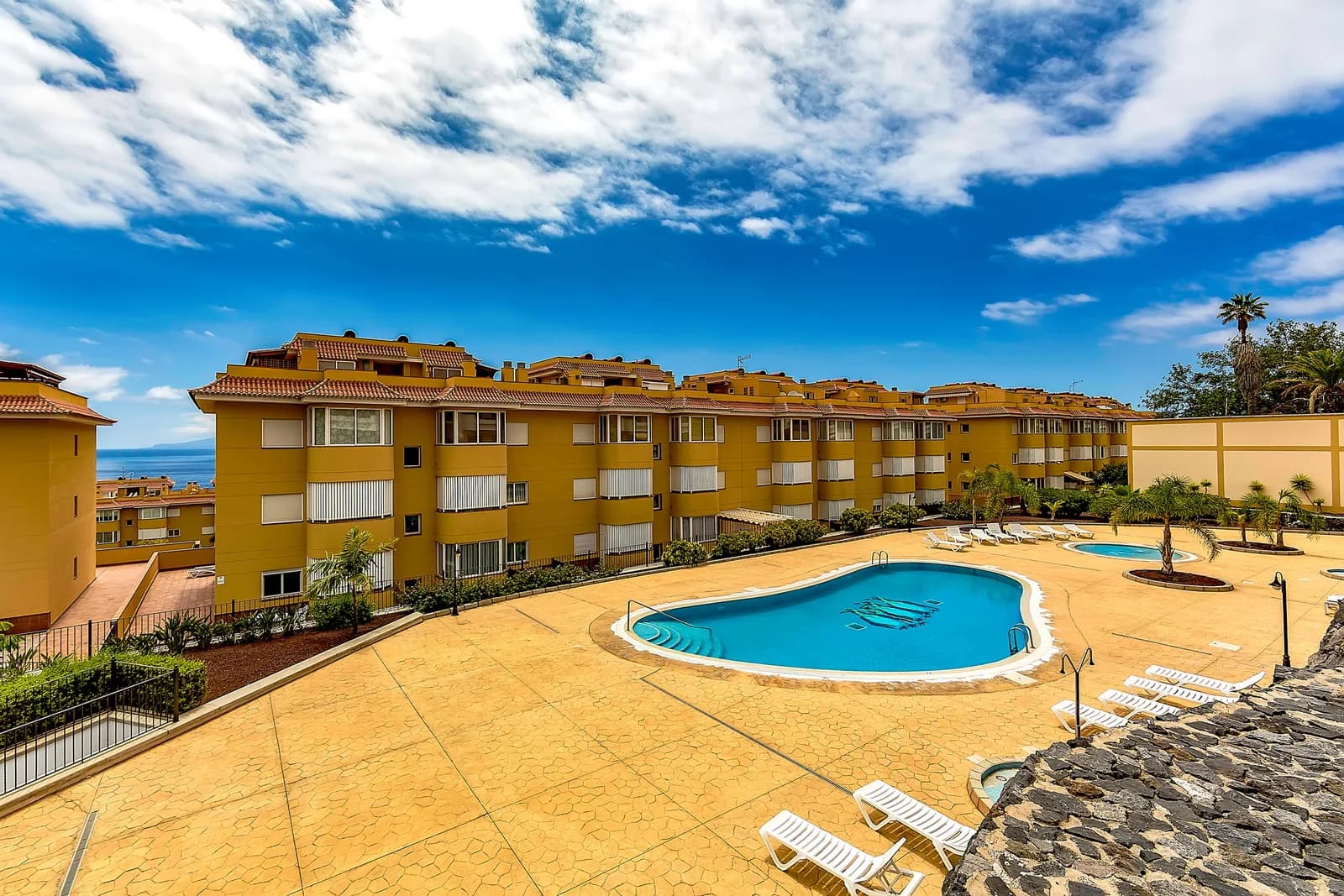 N2 La Arena · 1-bed, terrace & pools — 1